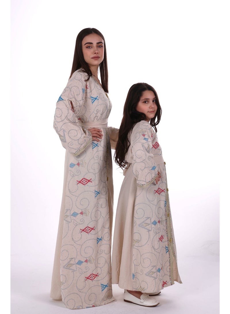 البنت الشرقية جلابية نسائية مطرزة مع حزام على الخسر للأم والابنه - Image 2